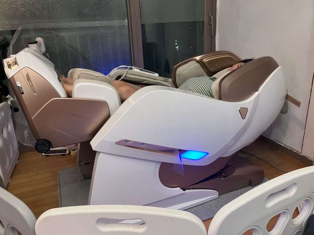 Hinh-anh-lap-dat-cua-ghe-massage-cao-cap-bodyfriend-medical-phantom